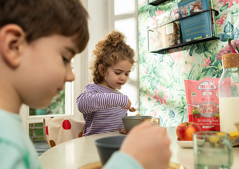 Bio Frühstück: Geschwister Kinder frühstücken die leckeren FruchtBar Cerealien