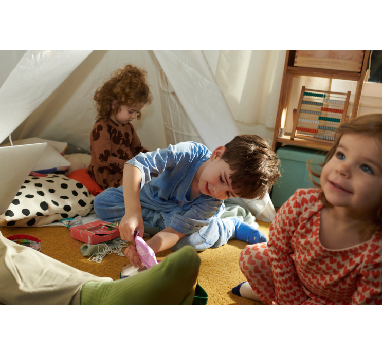 Kinder spielen mit FruchtBar Produkten